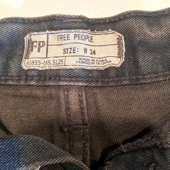 Free people button up shorts.  Size 24. - Picture 3 of 3